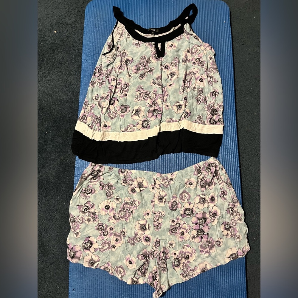 Adorable simply Vera pajama set